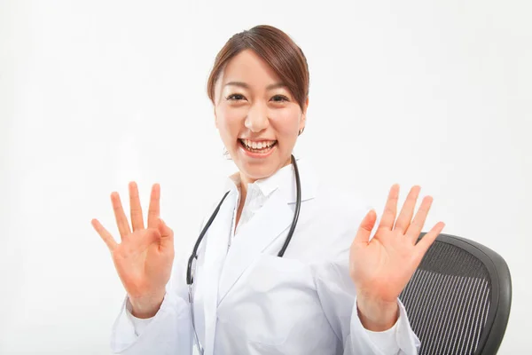 Jovem Asiático Sorrindo Feminino Médico — Fotografia de Stock