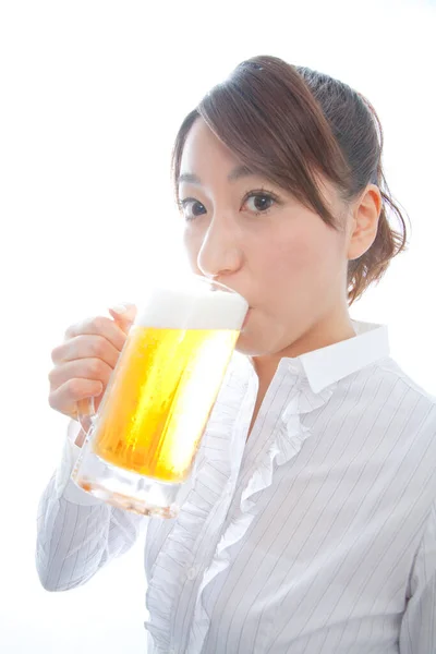 Joven Asiático Mujer Disfrutando Vaso Cerveza Blanco Fondo — Foto de Stock