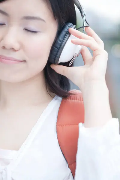 Asiatin Hört Musik Über Kopfhörer — Stockfoto