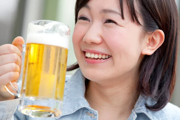 ビールを飲む女性 — ストック写真