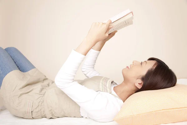 Young Woman Reading Book White Bed — Stock Photo, Image