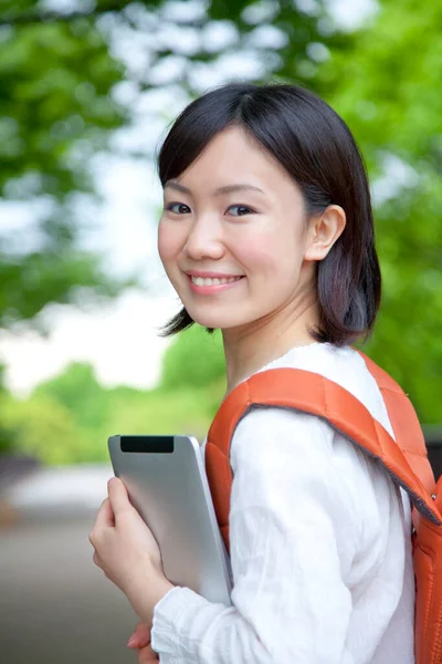 Νεαρή Ασιάτισσα Μαθήτρια Σακίδιο Και Tablet Στο Πάρκο — Φωτογραφία Αρχείου