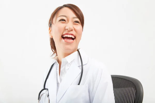 年轻的亚裔微笑的女医生 — 图库照片