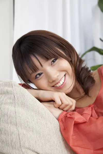 Vacker Leende Ung Asiatisk Kvinna Vilar Hemma — Stockfoto