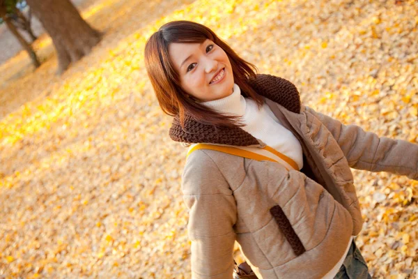Молодая Красивая Азиатка Позирует Осеннем Парке Стоковое Фото