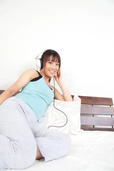 Beautiful Young Asian Woman Lying Bed Listening Music Headphones Home — Stock Photo, Image