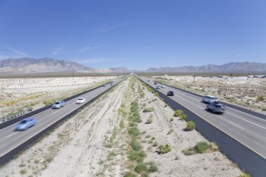 Amerika Birleşik Devletleri 'nin batısında, Güney Kaliforniya ve Dağlar Arası Batı' dan geçen büyük bir eyaletler arası otoyol olan Interstate 15 'in görüntüsü. ABD