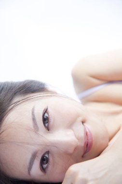 Genç ve güzel Asyalı bir kadının portresi.