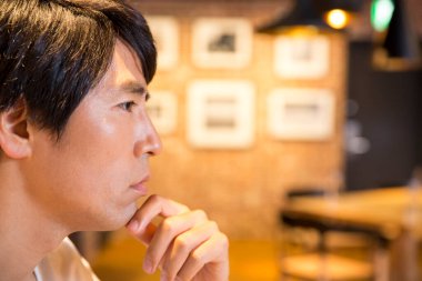 masada oturan adam portresi