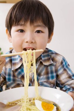 Spagetti yiyen küçük çocuğu kapat.