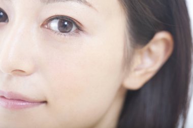 Asyalı kadın yüzünü kapat.