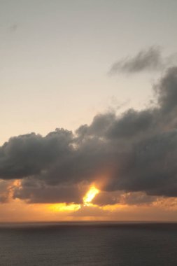 Sahilde gün batımı 