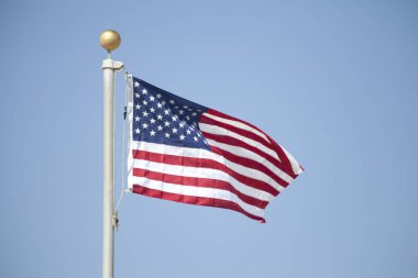Mavi gökyüzü arka planında Birleşik Devletler bayrağı