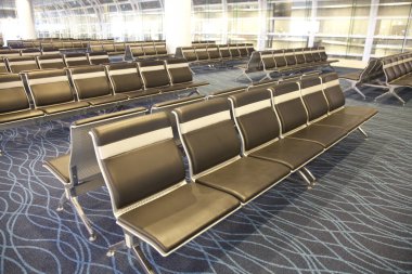 Modern bankları olan boş havaalanı terminali oturma alanı