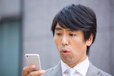 Akıllı telefon kullanarak Asyalı işadamını kapatın.