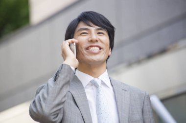 Akıllı telefon kullanarak Asyalı işadamını kapatın.