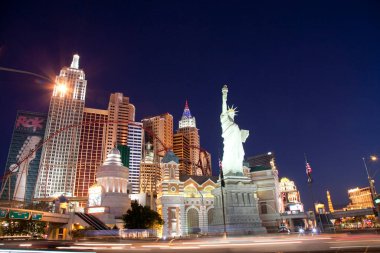 Las Vegas, Nevada, ABD 'deki Vegas Bulvarı' nda bulunan New York-New York Otel ve Kumarhanesinin gece görüşü