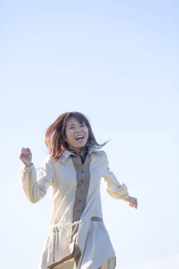 Mavi arka planda güzel bir Japon kadının portresi