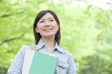 Genç kadın öğrenci kitapları ile