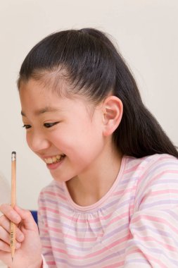 Masada kalemle çizen kız