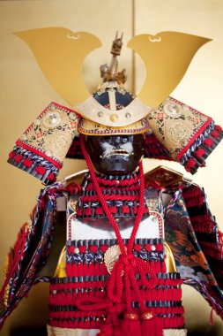 Zırhlı geleneksel Japon samuray bebeği, oyuncak bebek.