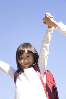 Dışarıda arkadaşlarıyla birlikte mutlu bir kız öğrencinin portresi. 