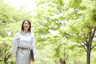 Güneşli bir günde genç Japon iş kadını portresi