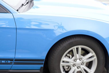 mavi araba gövde detaylarını kapatın.