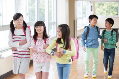 Sırt çantasıyla yürüyen bir grup öğrenci. 