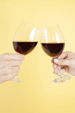Arka planda şarap bardakları tutan genç çift  