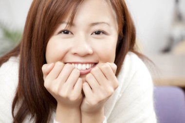 Genç Kadın Kameraya Gülümsüyor