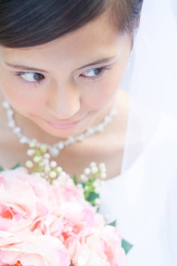 Güzel Asyalı gelin portresi düğün sabahı