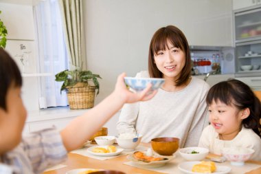 Aile kahvaltıda birlikte eğleniyor.
