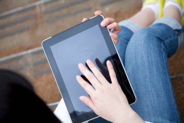 dijital tablet kullanan kadın