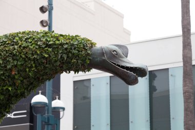 Parktaki yeşil dinozor heykeli