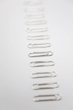 Beyaz arka planda gümüş kağıt klipler