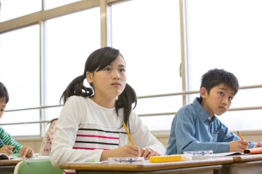 Sınıftaki küçük Asyalı öğrenciler derste 