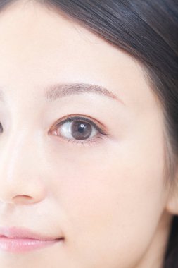 Güzel genç bir kadının yüzüne yakın çekim.