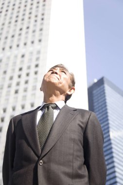 Takım elbiseli işadamı dışarı bakıyor.