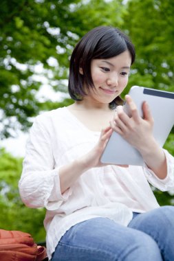 tablet ile genç kadın
