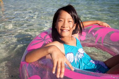 Japon kız şişme yüzükle oynuyor 