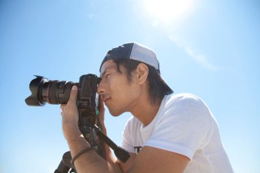 Fotoğrafçı kamerayla fotoğraf çekiyor.