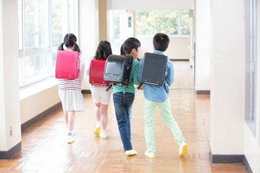 Sırt çantasıyla yürüyen bir grup öğrenci. 