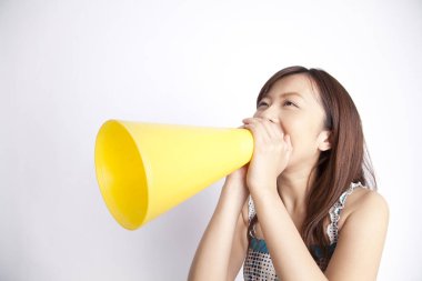 Megafonlu genç Asyalı kadın..