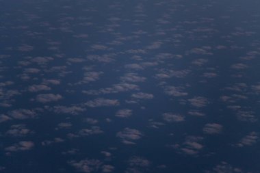 Deniz üzerindeki bulutların güzel hava manzarası