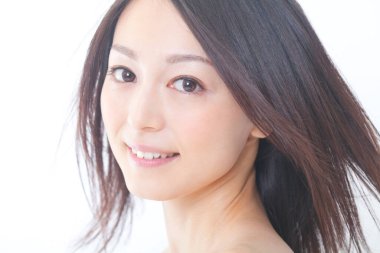 Beyaz arka planda genç bir kadın 