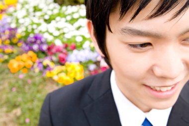 Parktaki Asyalı işadamına yakın çekim 