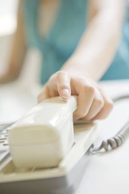 Ofiste telefona bakan kadın.