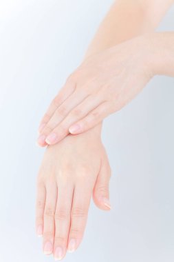 Mavi arka planda güzel manikürlü kadın elleri, yakın plan.