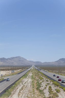 Amerika Birleşik Devletleri 'nin batısında, Güney Kaliforniya ve Dağlar Arası Batı' dan geçen büyük bir eyaletler arası otoyol olan Interstate 15 'in görüntüsü. ABD